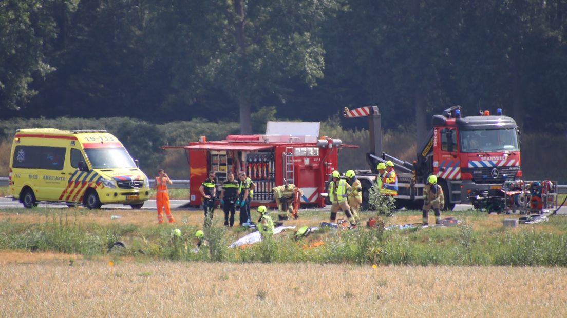 Auto op de kop in sloot bij Hoek