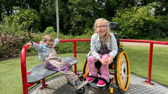 Joëlle (9) kan dankzij aangepaste speeltuin eindelijk meespelen in Zwolle Home