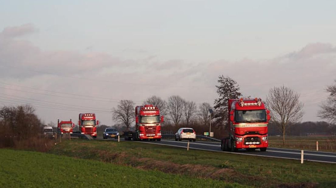 Tientallen vrachtwagens reden als eerbetoon langs de 'Henny Highway'