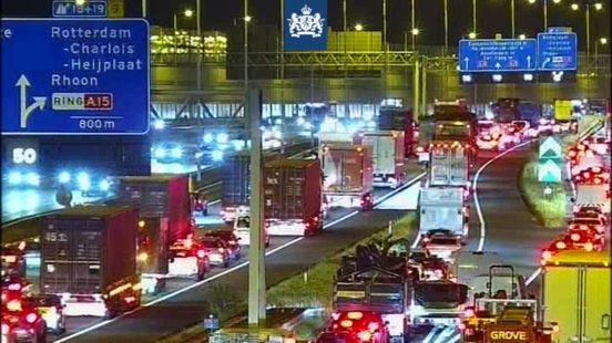 Ongeluk met 5 autos, lange files op A15,A16 en A29. Ongeluk met 5 autos, lange files op A15,A16 en A29.