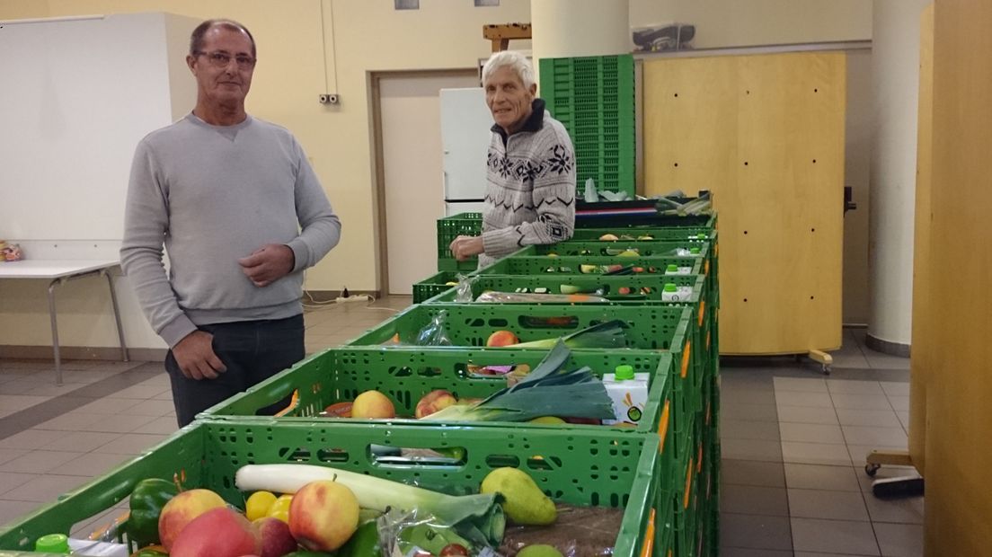 Vrijwilligers Voedselbank bij uitgiftepunt