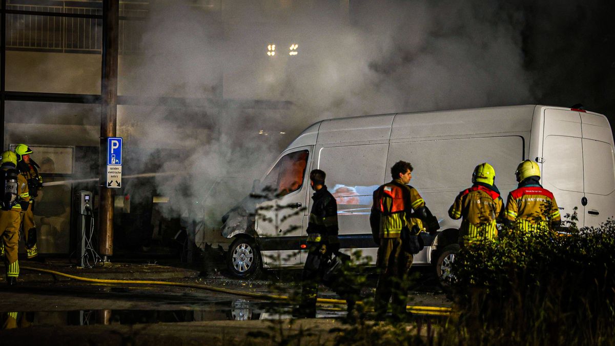 Bestelbus bij meubelzaak in Gorredijk in brand gestoken