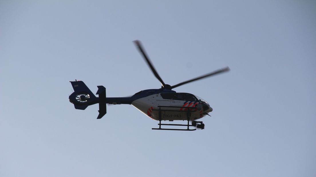 De politie doet met een helikopter onderzoek