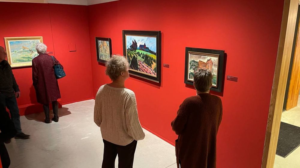 Kleurrijke schilderijen van De Ploeg en zwartwit foto's van Groninger