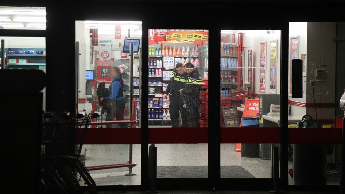 De politie doet onderzoek in de supermarkt in Leidschendam.