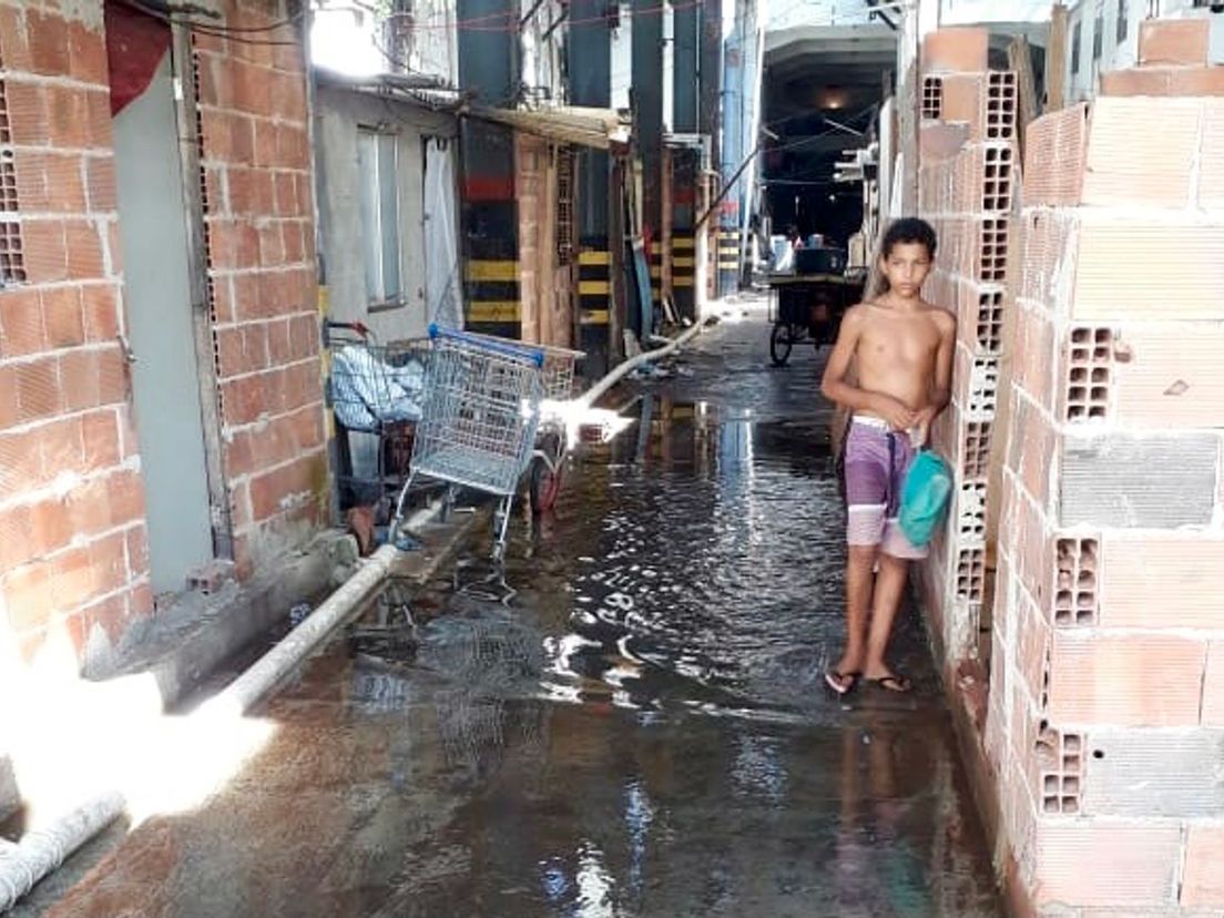 In lege fabriekshallen in Rio de Janeiro leven honderd gezinnen in krotten