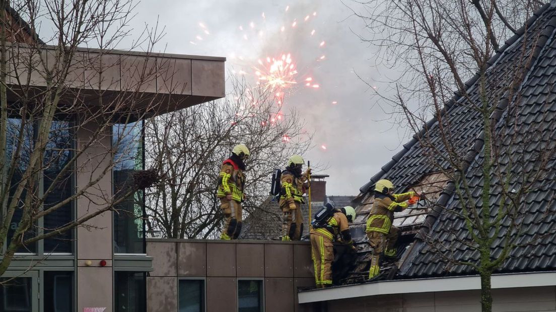 Brand op dak peuterspeelzaal in Enschede