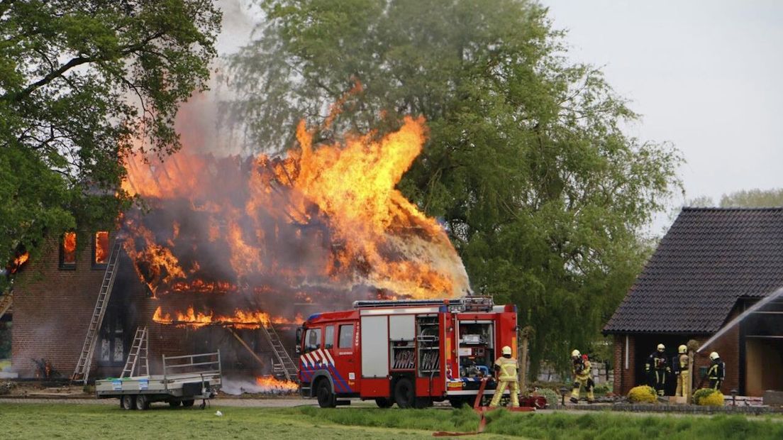 De woning staat helemaal in brand