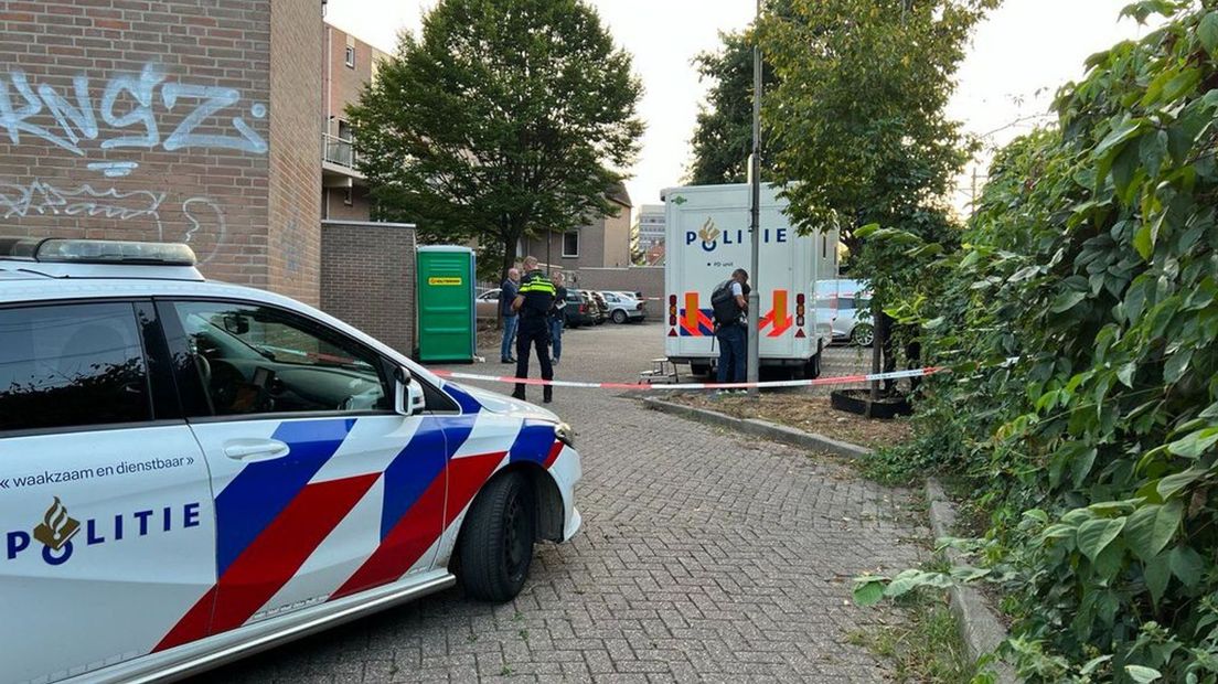 Agenten in de Tuinstraat in Arnhem na de fatale steekpartij.