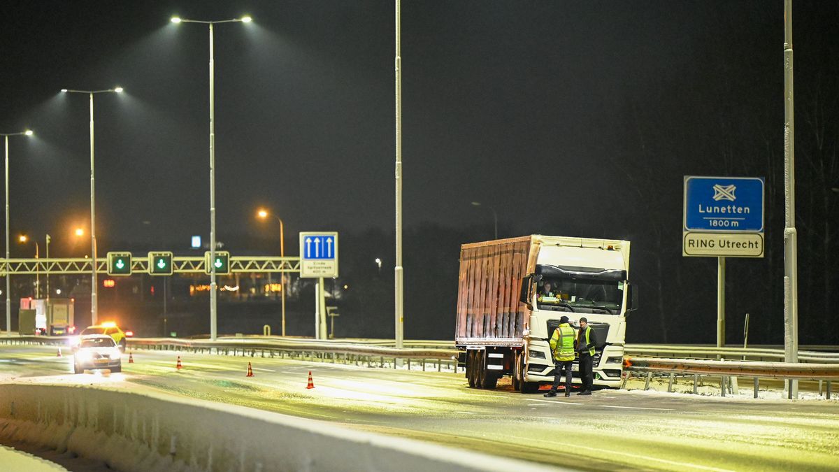 Meerdere ongelukken door gladheid, A27 bij Nieuwegein dicht