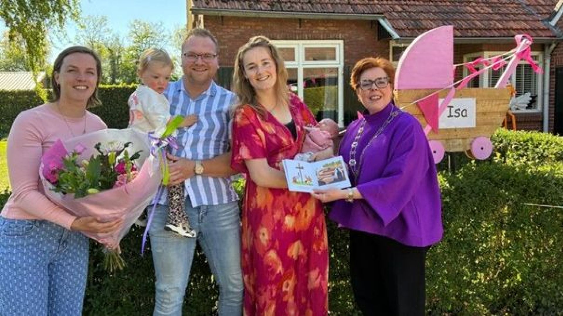 Burgemeester Dijkstra presenteert vernieuwd geboorteboekje in Winterswijk.