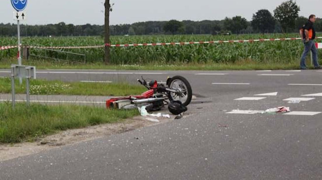 Bromfietser zwaargewond na ongeluk Staphorst