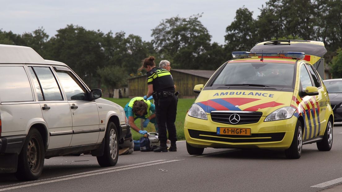 Een fietser is vrijdag aan het begin van de avond zwaargewond geraakt bij een aanrijding met een auto in Barneveld.