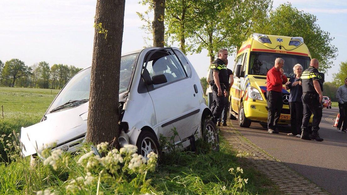 De brommobiel botste tegen een boom