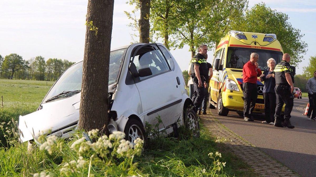 Brommobiel botst tegen boom bij Holtheme, bestuurster gewond naar ziekenhuis
