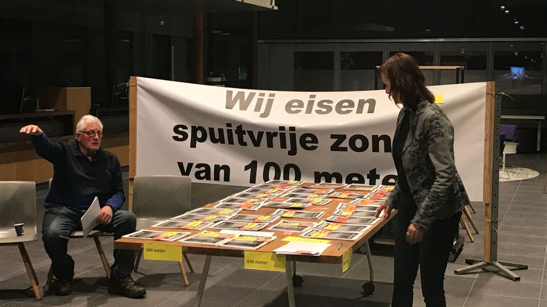 Meten=Weten overhandigt een petitie voor 'gifvrije' tuinen aan de gemeente Westerveld