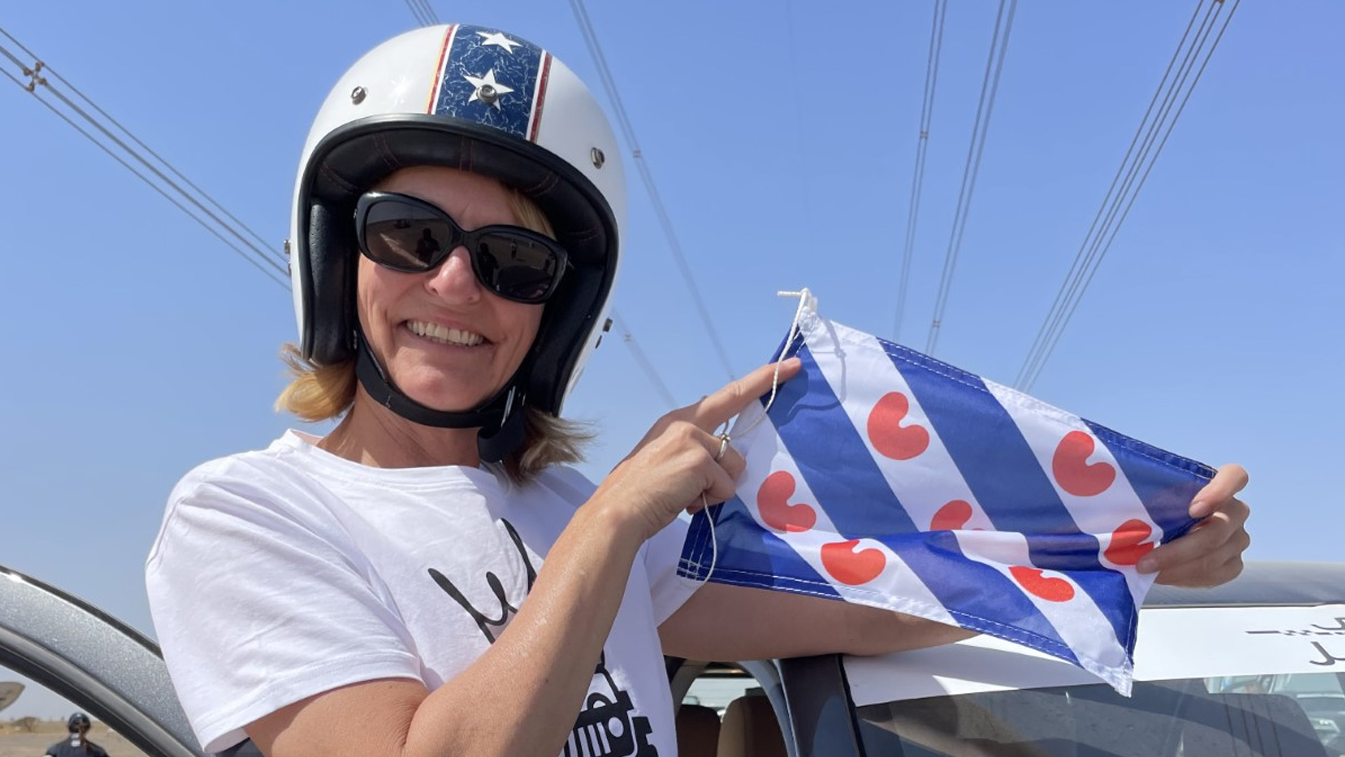 Donata út Drachten racet mei de Fryske flagge troch Saûdy-Arabië