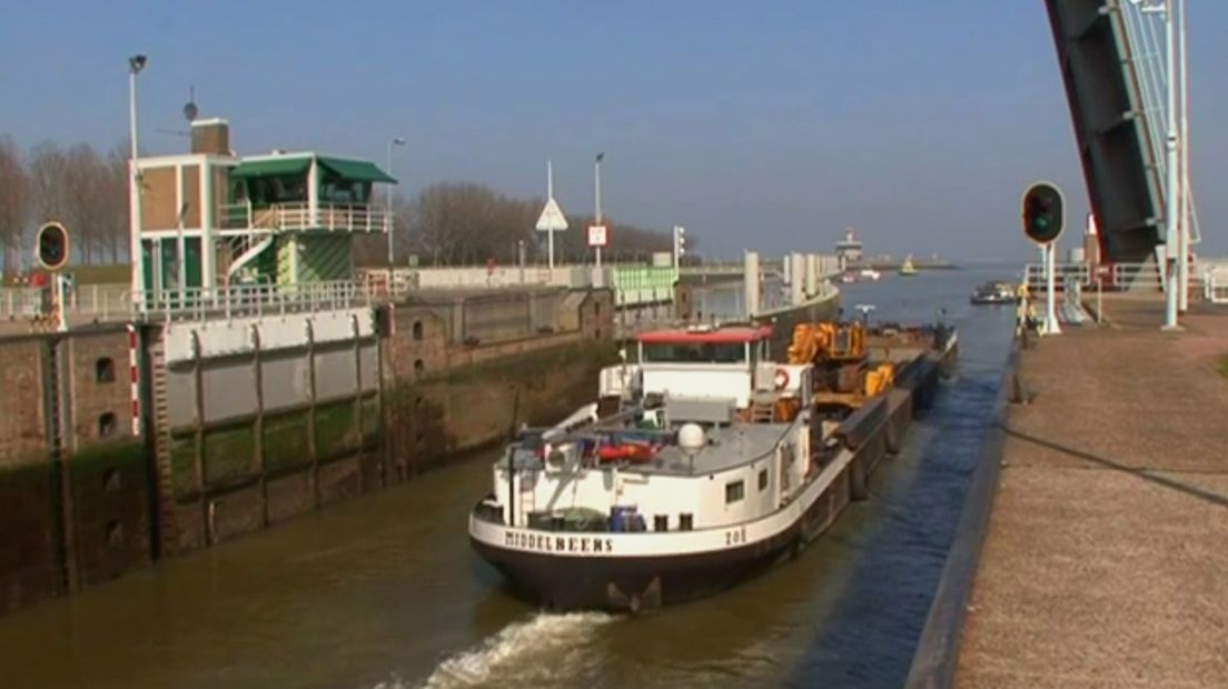 Binnenvaartschip in de sluis bij Terneuzen