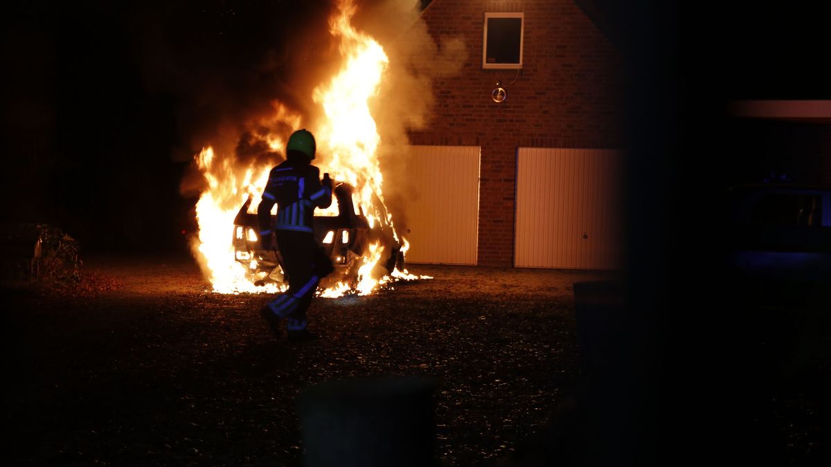 Felle brand verwoest auto op oprit Siebengewald