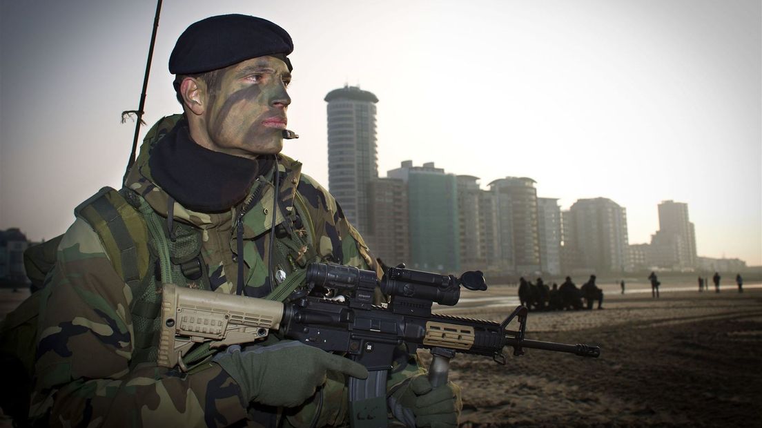 Mariniers oefenen op het Vlissingse strand in 2013.