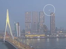 In razend tempo vloog er zondagavond een opvallende vuurbal over Rotterdam. (Beelden: Rotterdam Make It Happen)