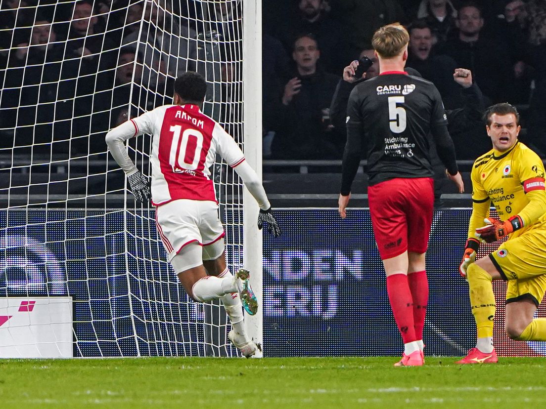 Chuba Akpom maakt de 2-2 voor Ajax tegen Excelsior