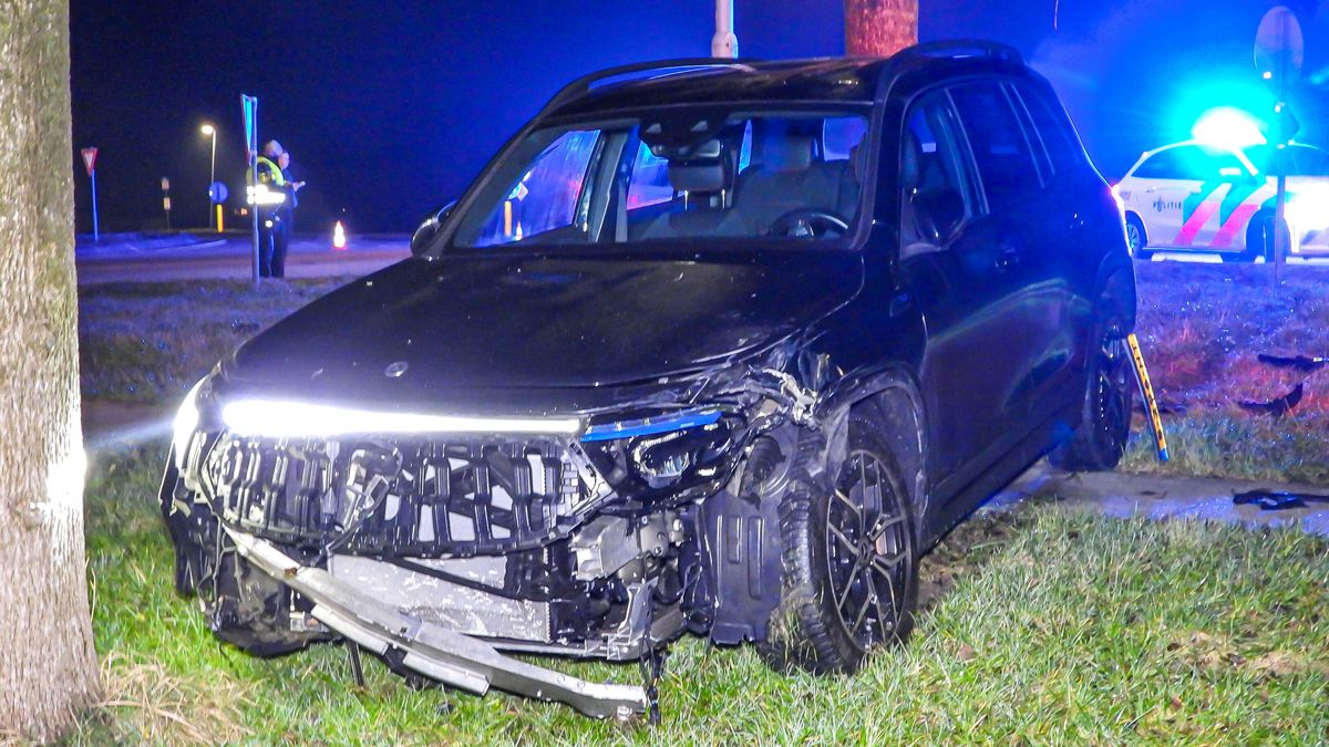 Grote verkeerscontrole bij Ryptsjerk | Botsing met drie auto's op kruising bij Terwispel