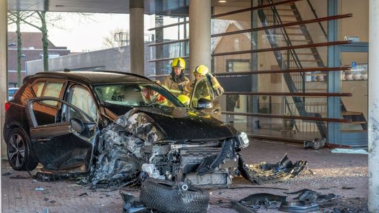 Grote schade bij auto-ongeluk Alblasserdam | Explosie in Berkel en Rodenrijs. Grote schade bij auto-ongeluk Alblasserdam | Explosie in Berkel en Rodenrijs.