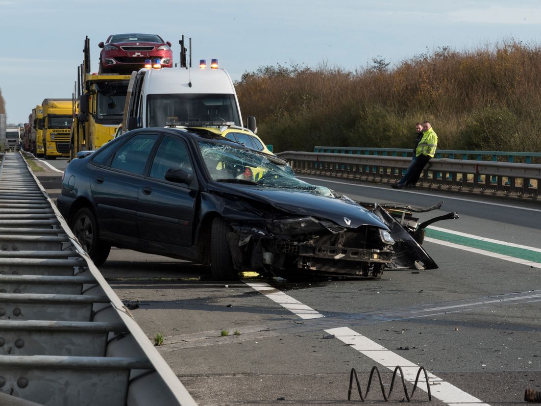 Auto zwaarbeschadigd door ongeval bij Oude-Tonge