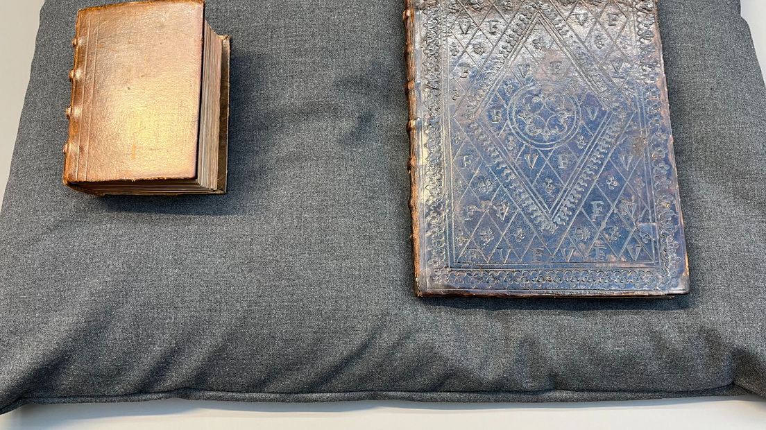 Twee middeleeuwse boeken die het Valkhof Museum heeft aangekocht