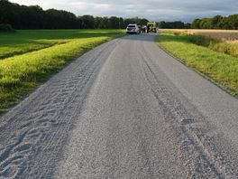 Dikke laag grind bij Loon laat motorrijders onderuitgaan