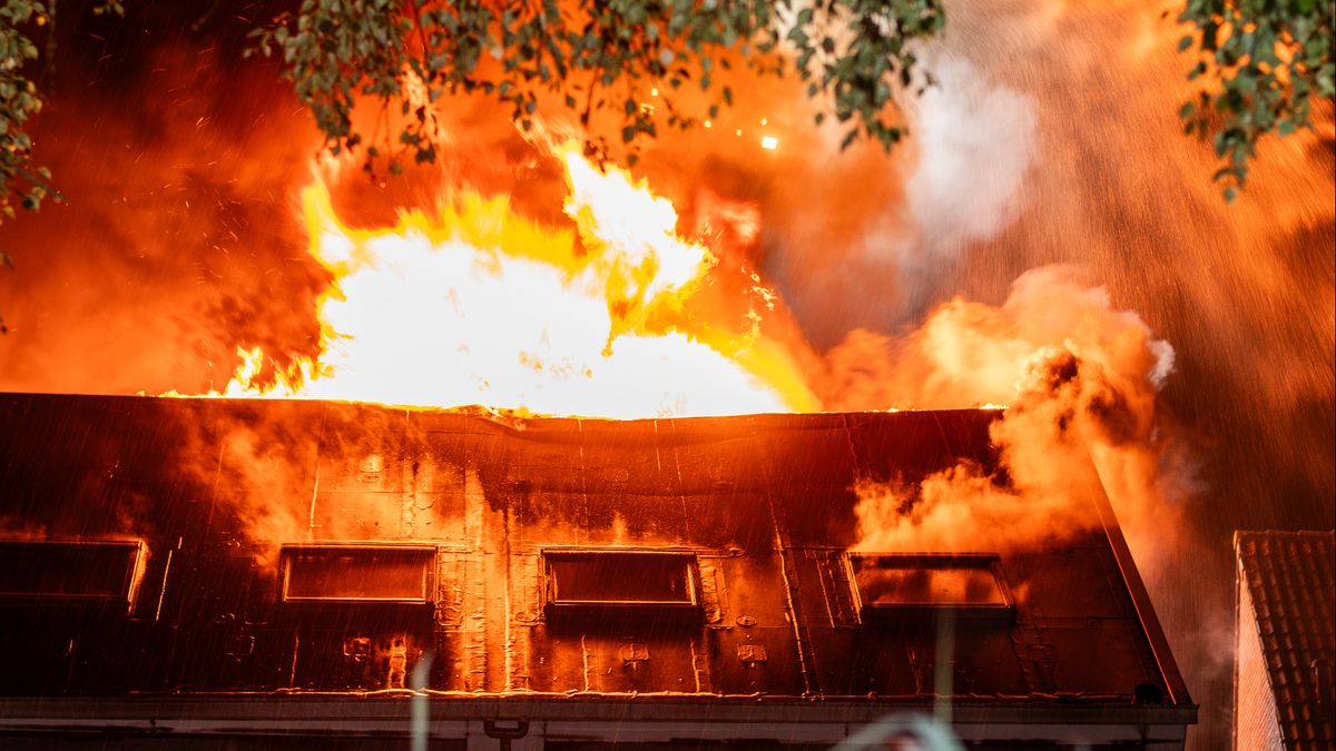 Zolder afgebrand na blikseminslag in Woerden