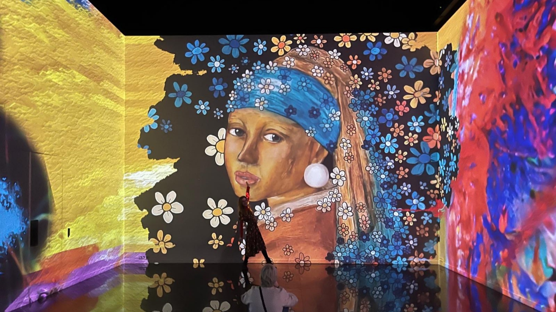 Jiska bij haar expositie in Fabrique des Lumières