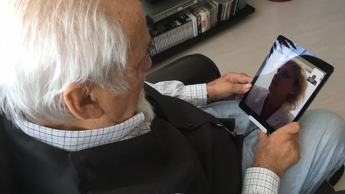 Het is een succes: de digitale zorg voor patiënten van de hart- en longpoli van het Doetinchemse Slingeland Ziekenhuis. Met behulp van een tablet kunnen patiënten thuis informatie doorgeven en zelfs videobellen met verpleegkundigen. En er is goed nieuws, want deze proef van het ziekenhuis en zorgverlener Sensire wordt vervolgd: zorgverzekeraar Menzis vergoedt deze manier van digitale zorg vanaf nu.