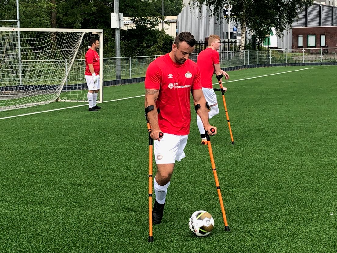 De veldspelers spelen met twee krukken en één been