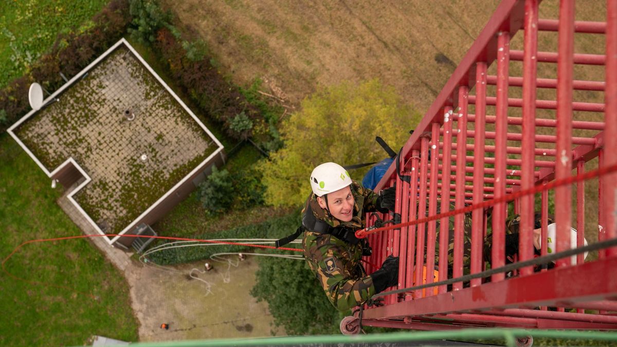 Aspirant-militairen abseilen van televisietoren in Hoogersmilde