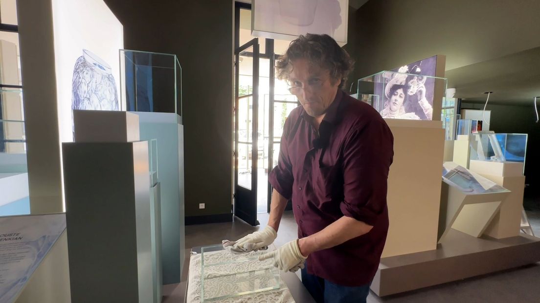 Vitrines worden stuk voor stuk gepoetst