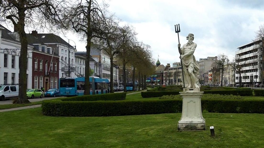 Neptunus in het park aan de Jansbuitensingel.
