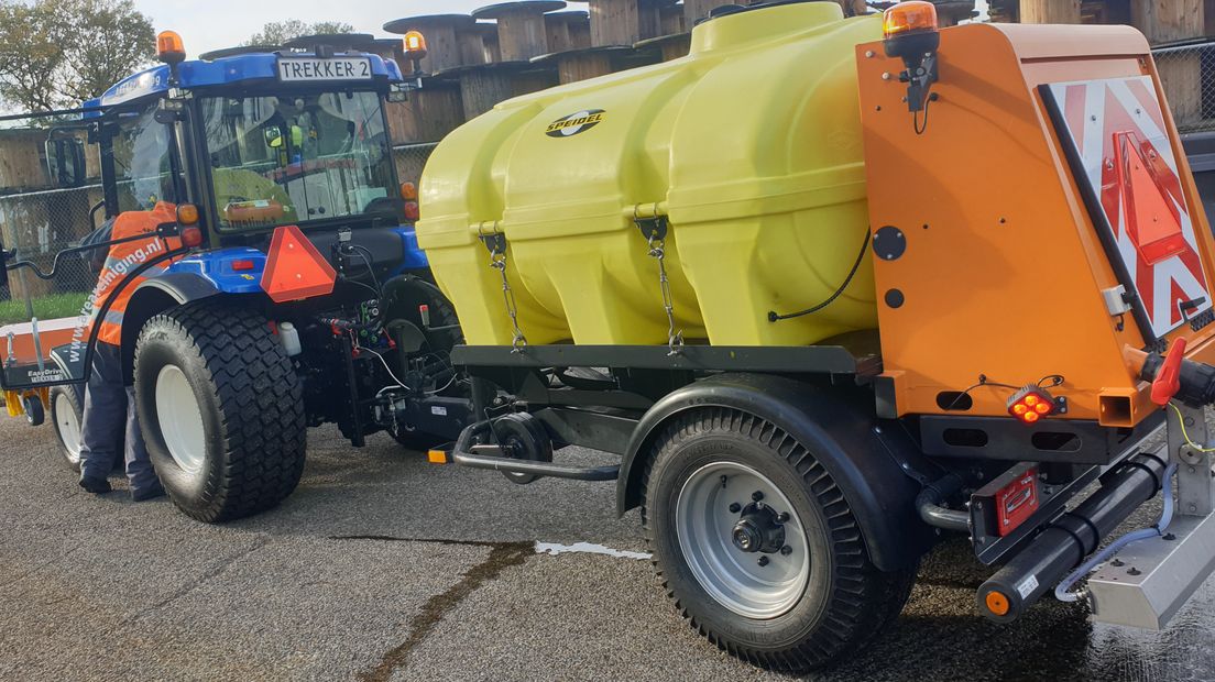 Een nieuwe trekker met een tank vol pekelwater (Rechten: RTV Drenthe/Dylan de Lange)