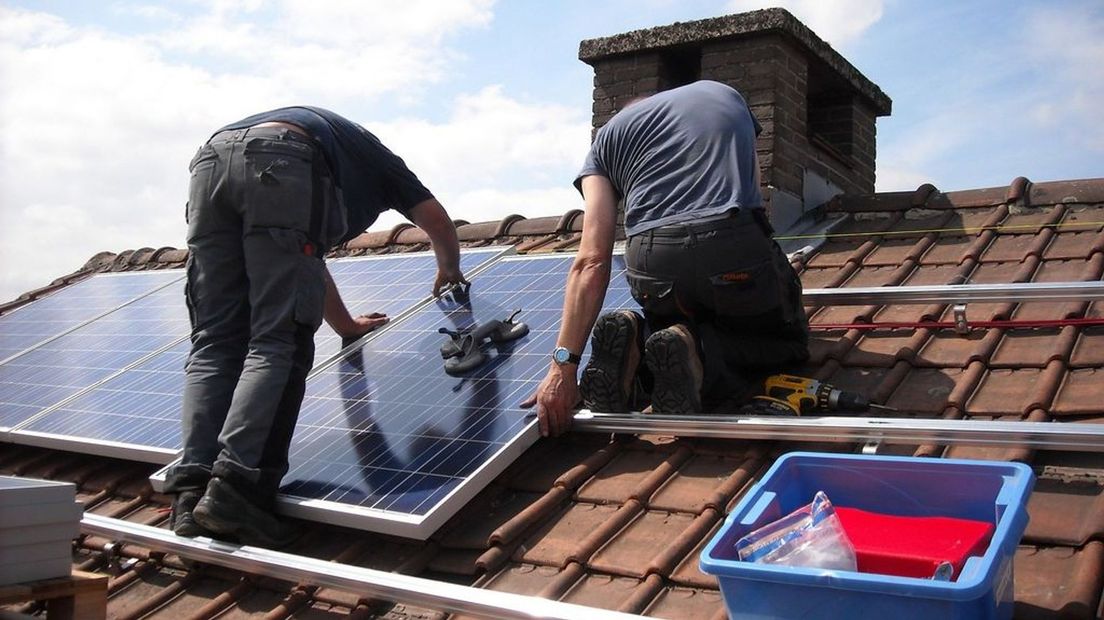 Steeds meer mensen laten zonnepanelen installeren.