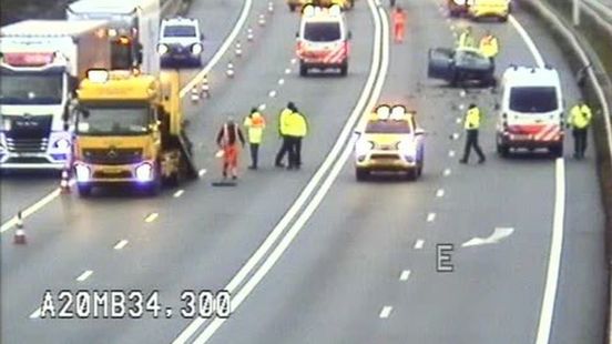 A20 uren dicht na bizar ongeluk, auto rijdt na botsing tegen verkeer in. A20 uren dicht na bizar ongeluk, auto rijdt na botsing tegen verkeer in.