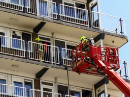 Met een hoogwerker heeft de brandweer de brand in de flatwoning geblust.