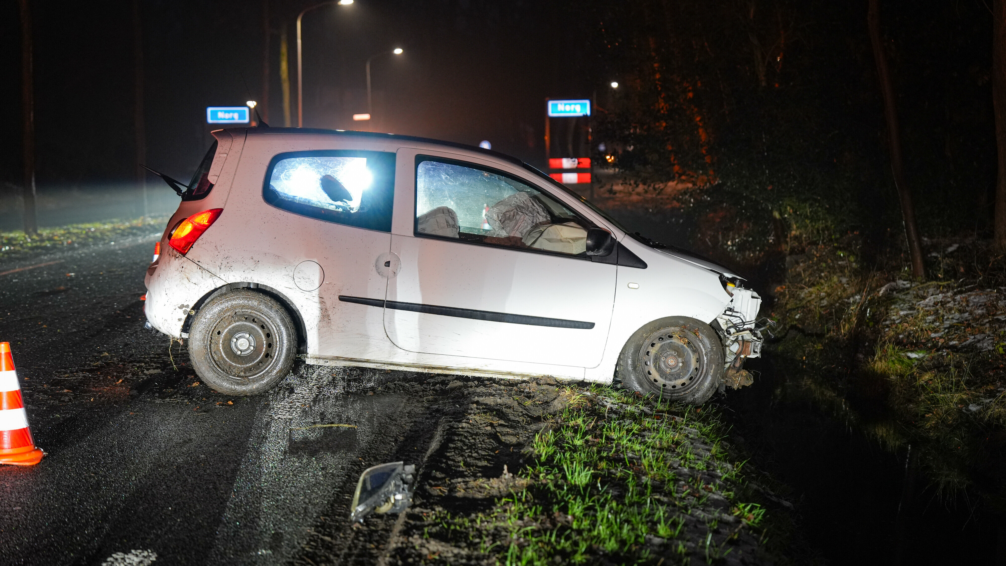 Bestuurder raakt gewond bij eenzijdig ongeval in Norg