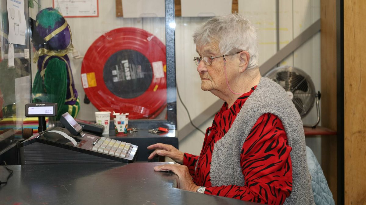 Al 25 jaar draait deze kringloopwinkel in Dokkum als een trein op vrijwilligers: 