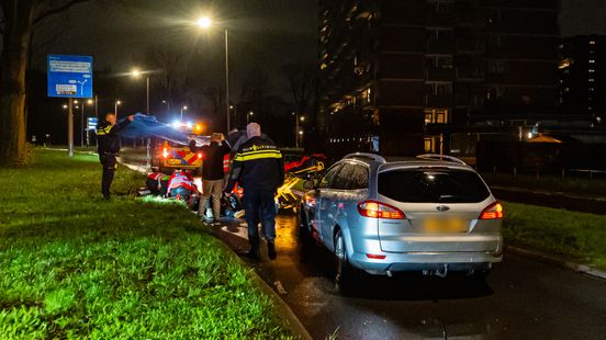 Voetganger geschept door auto | Dak van auto geknipt na ongeluk op A15. Voetganger geschept door auto | Dak van auto geknipt na ongeluk op A15.