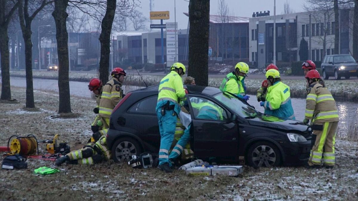 Auto botst tegen boom bij Punthorst; N377 tijdelijk afgesloten