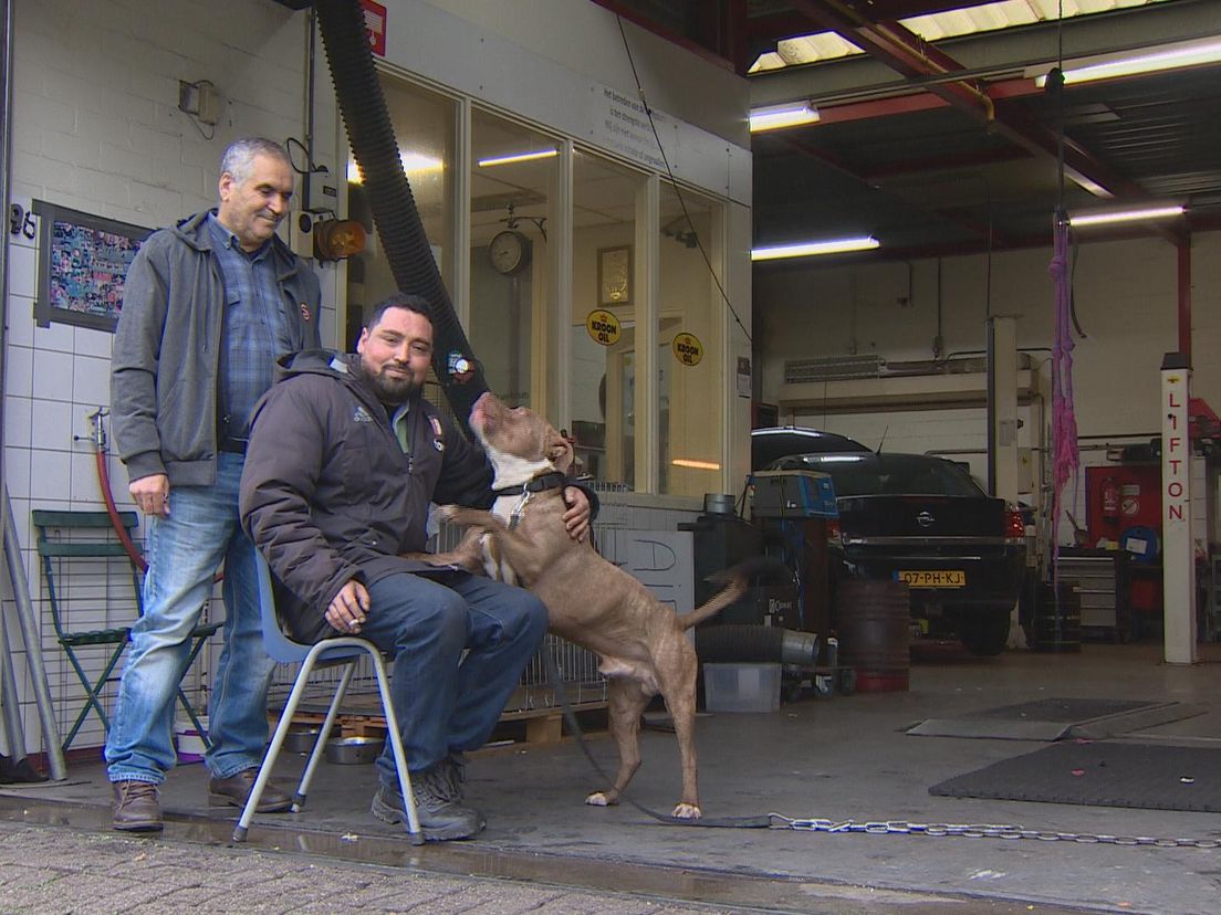 Hamza Karaman met zijn vader en hond