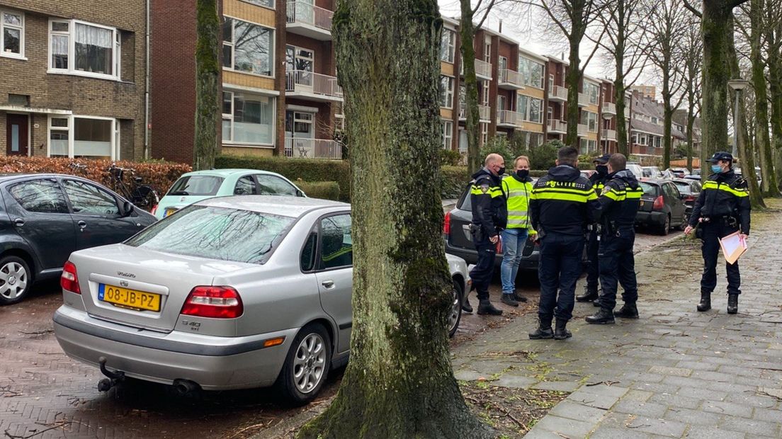 De politie doet de dag na de steekpartij buurtonderzoek in de Van Houtenlaan