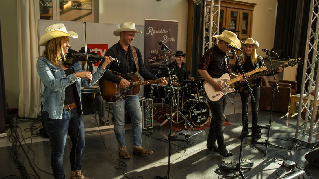 De band Ramblin' Boots bestaat pas een jaar, maar krijgt nu al vijf nominaties voor de Dutch Country Music Awards (Rechten: RTV Drenthe)