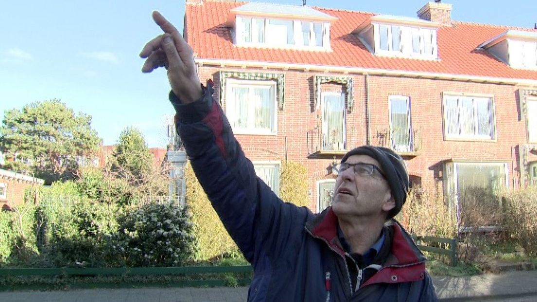 Jeroen Melcherts telt vogels in de Vogelwijk in Den Haag